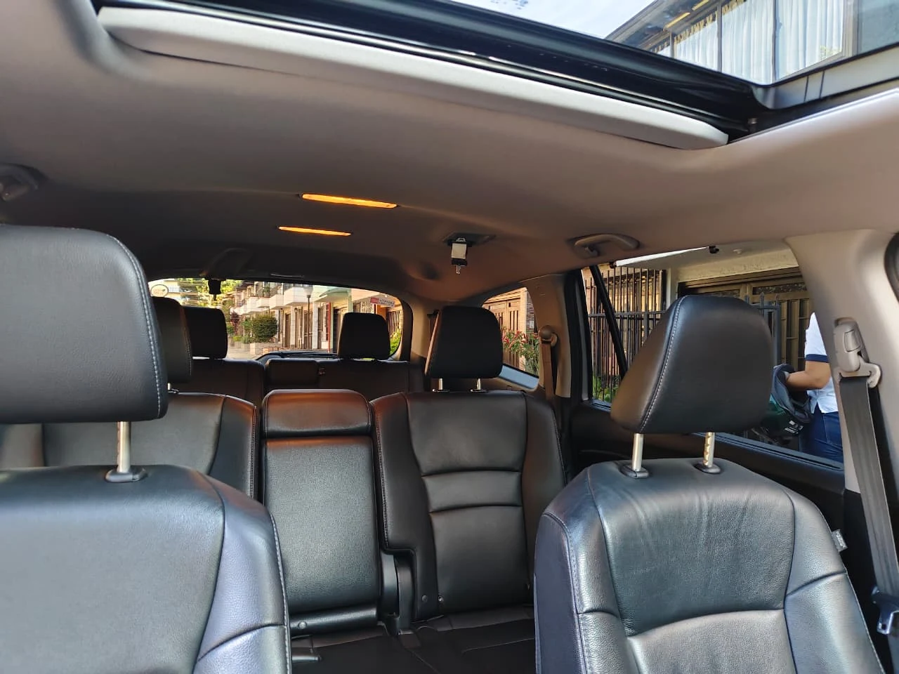 Interior con techo solar y tres filas de asientos